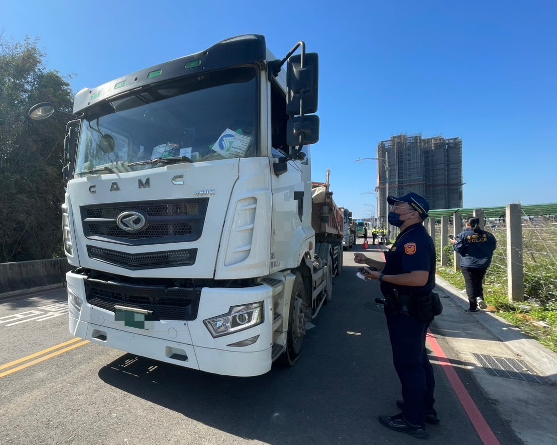 中壢警移動式地磅強力執法 砂石車超載、未領通行證被抓包 S 20848690 0