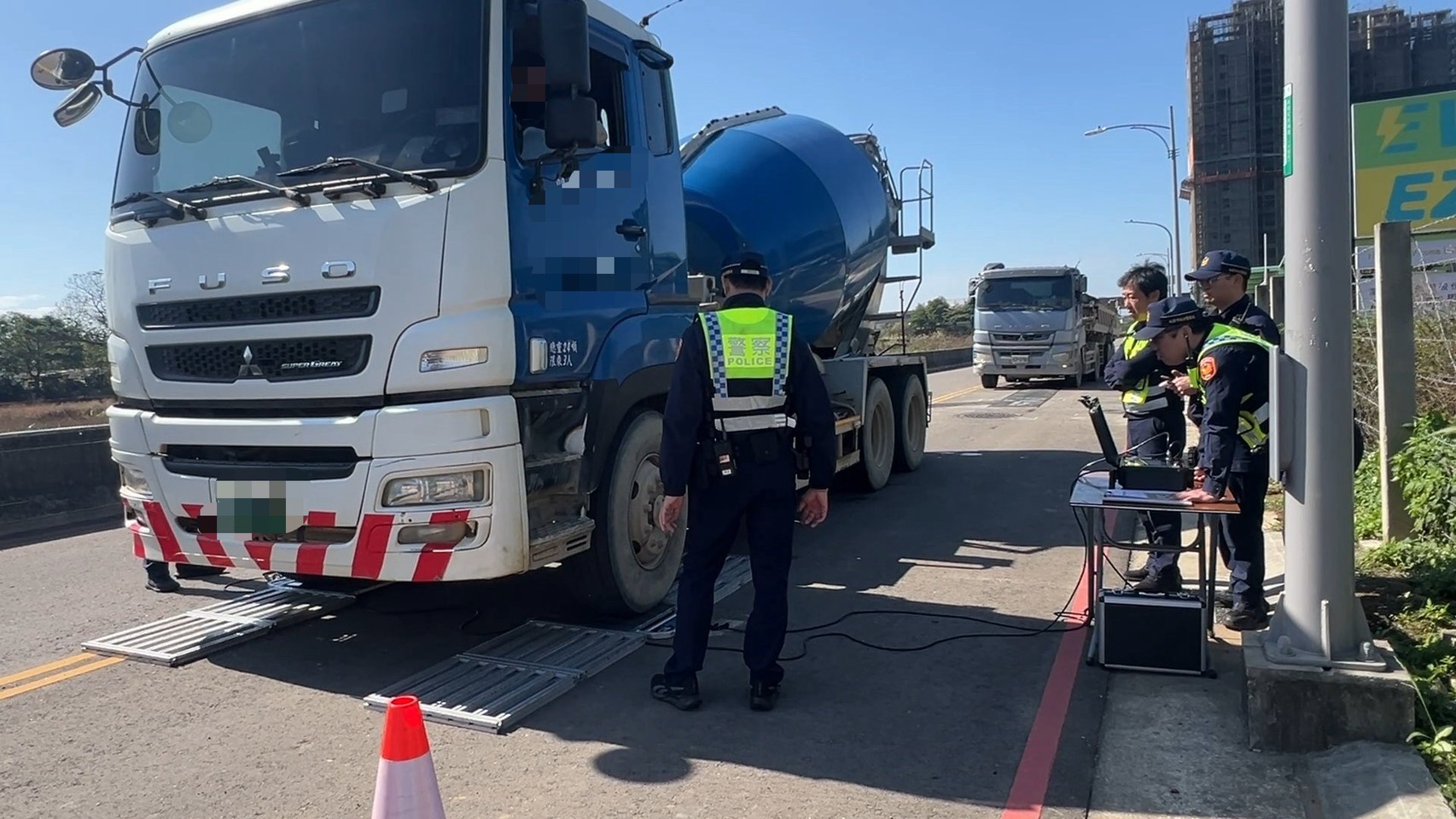 中壢警移動式地磅強力執法 砂石車超載、未領通行證被抓包 S 20848685 0