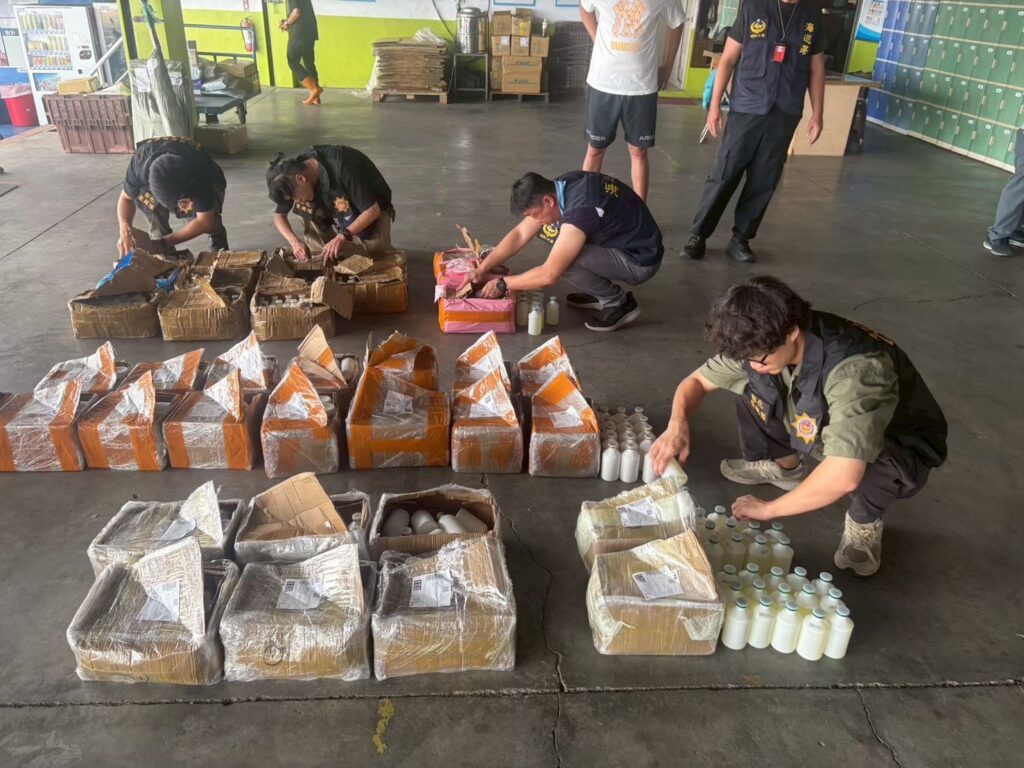 海巡署偵防分署彰化查緝隊與雲林查緝隊會同農業部等單位，查獲中國大陸輸入非法禽流感疫苗。(海巡署提供)