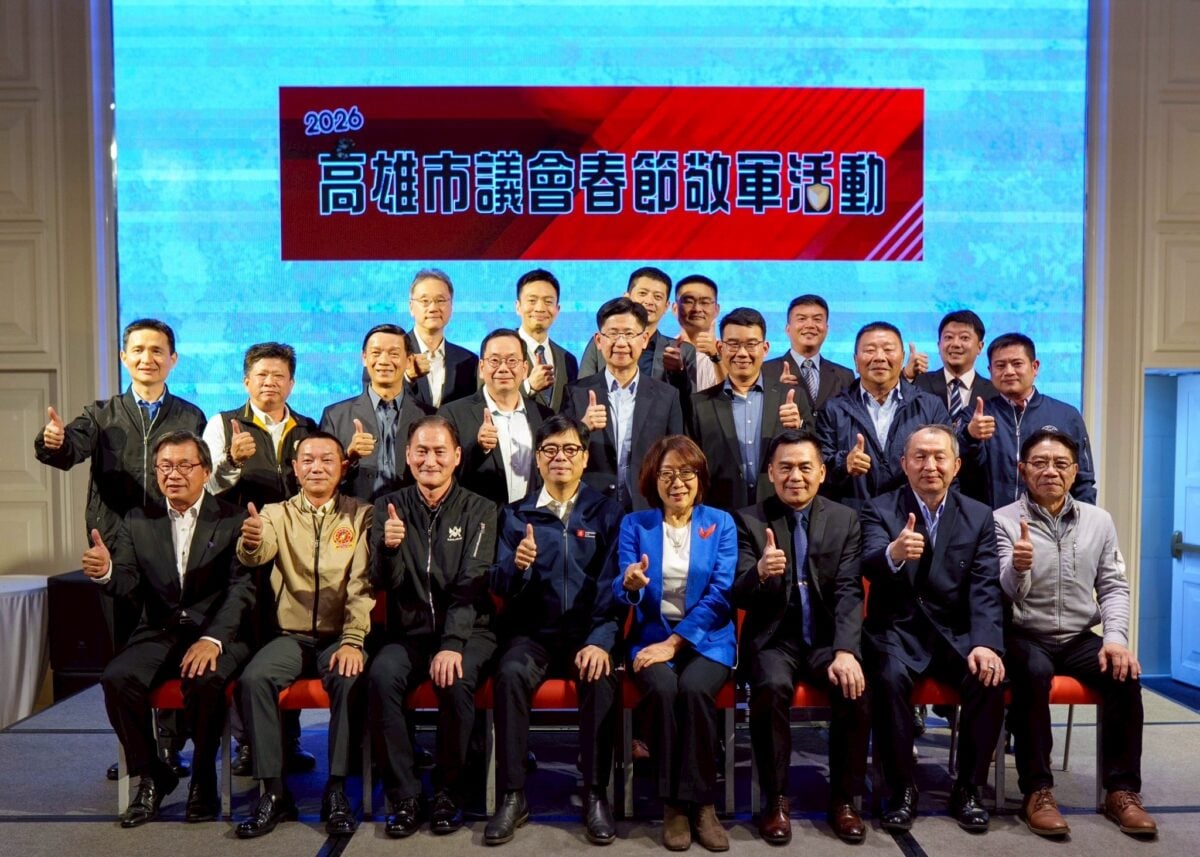 ▲高雄市議會2日舉辦115年春節敬軍活動,市長陳其邁、議長康裕成率領議會同仁,與陸軍司令部上將司令及前後任陸軍八軍團指揮官、駐高雄海陸空三軍代表合影致意,感謝國軍長年戍守南台灣、守護家園,現場氣氛隆重溫馨。