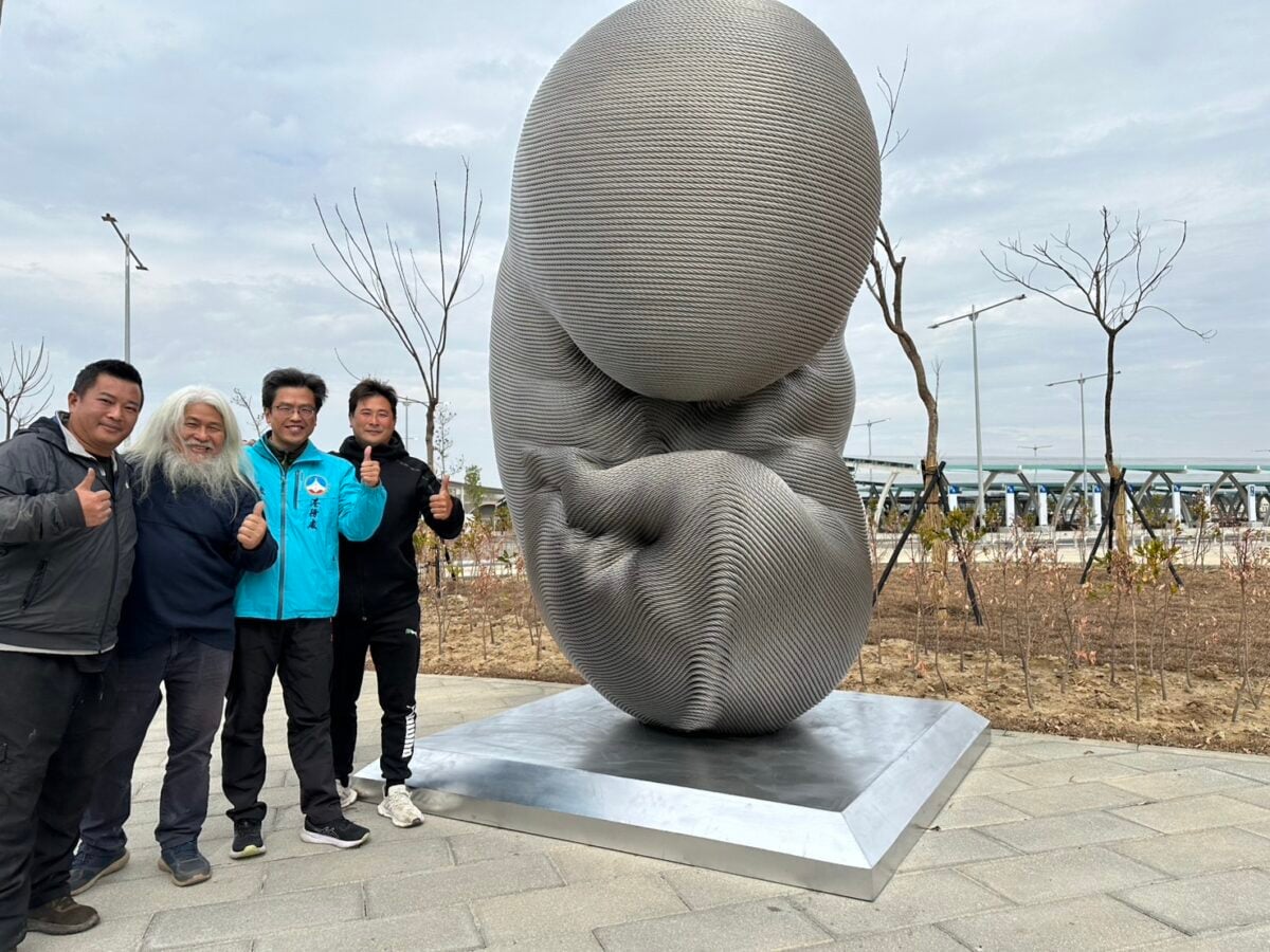 ▲藝術品迴生左二康木祥老師、右二港務處長許嘉興。