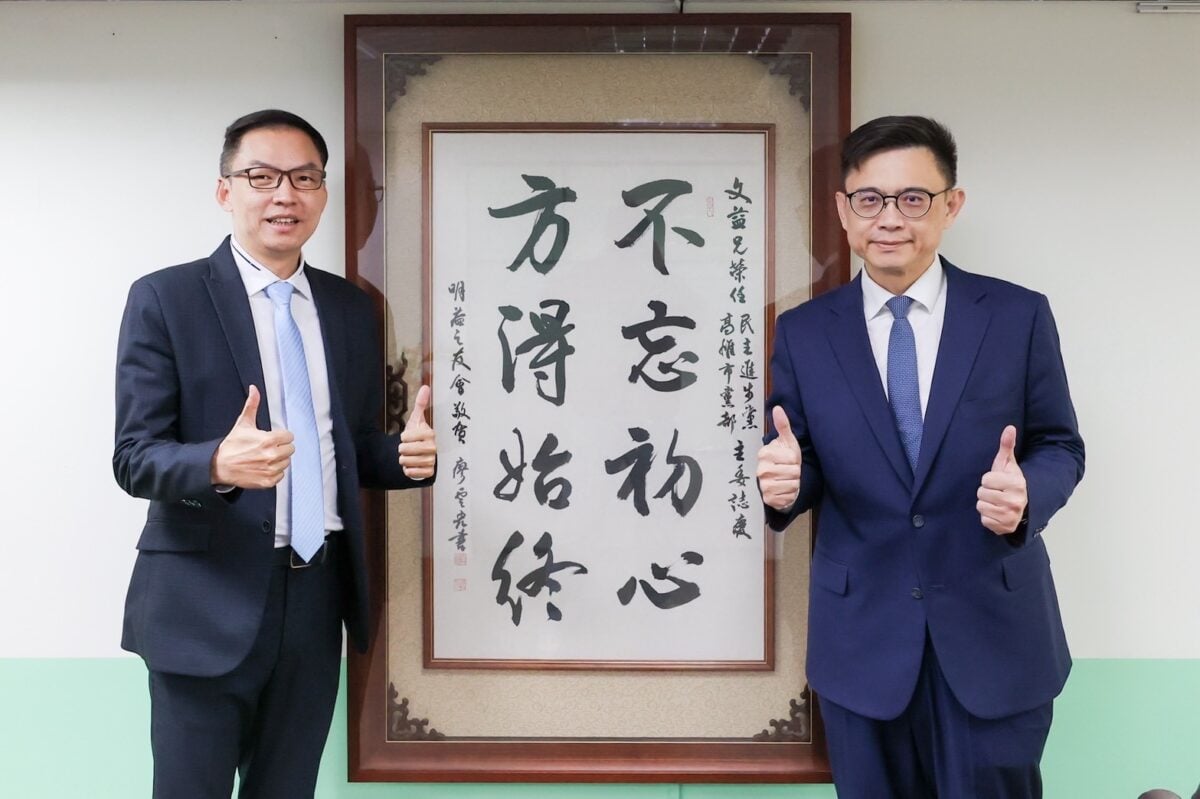 ▲賴瑞隆拜會高雄市黨部,鳳山黨部轉型競選據點,民進黨全黨整軍迎戰大選。
