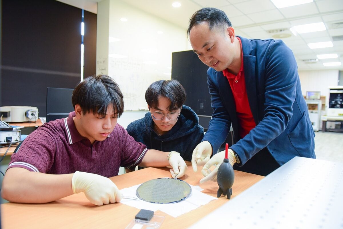 ▲中原大學郭泰辰(右)指導學生確認晶圓量測位置與量測條件設定,確保實驗數據準確性。(中原大學提供)