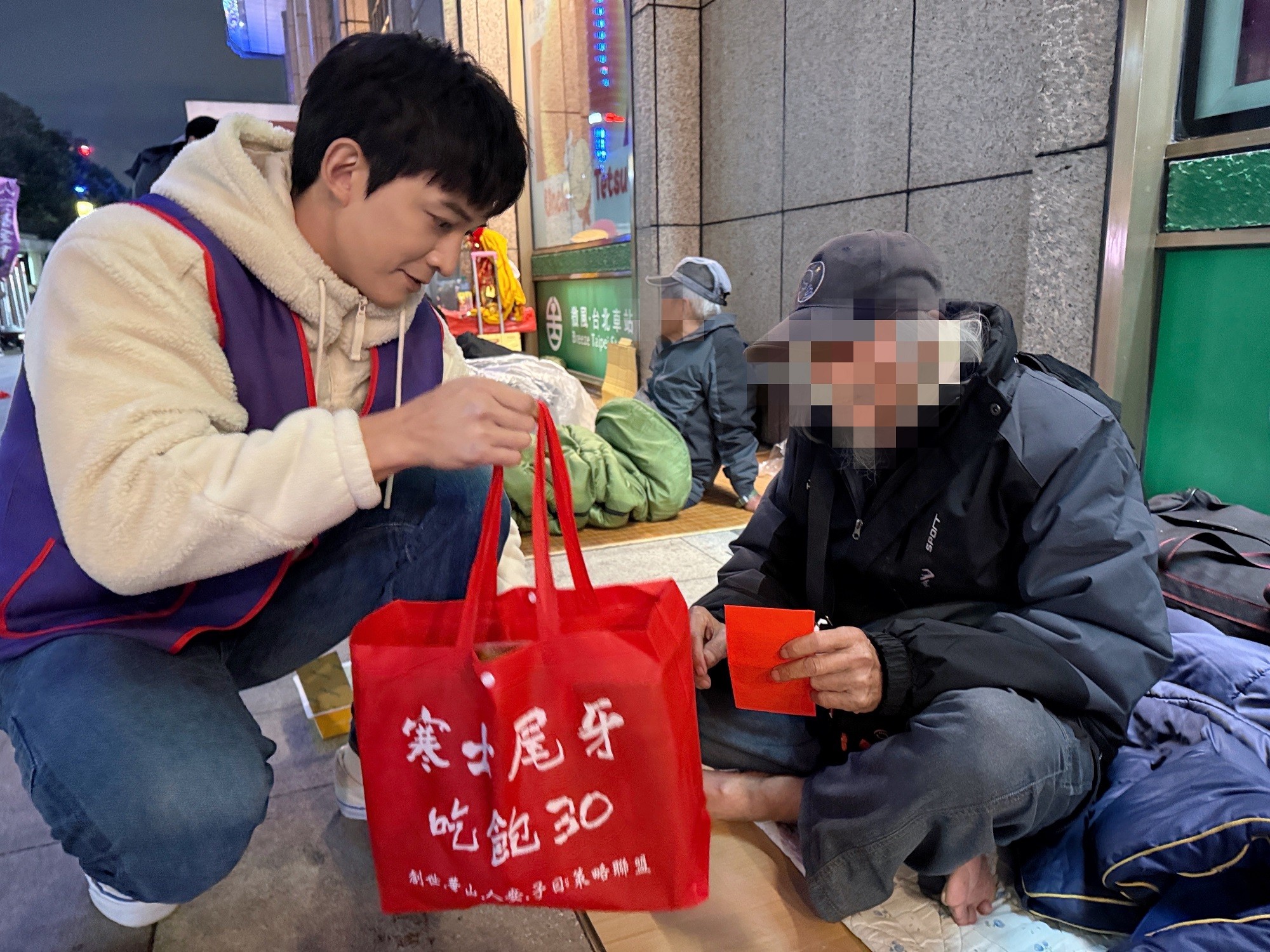 夜訪北車弱勢送年禮 王家梁吐心中感觸