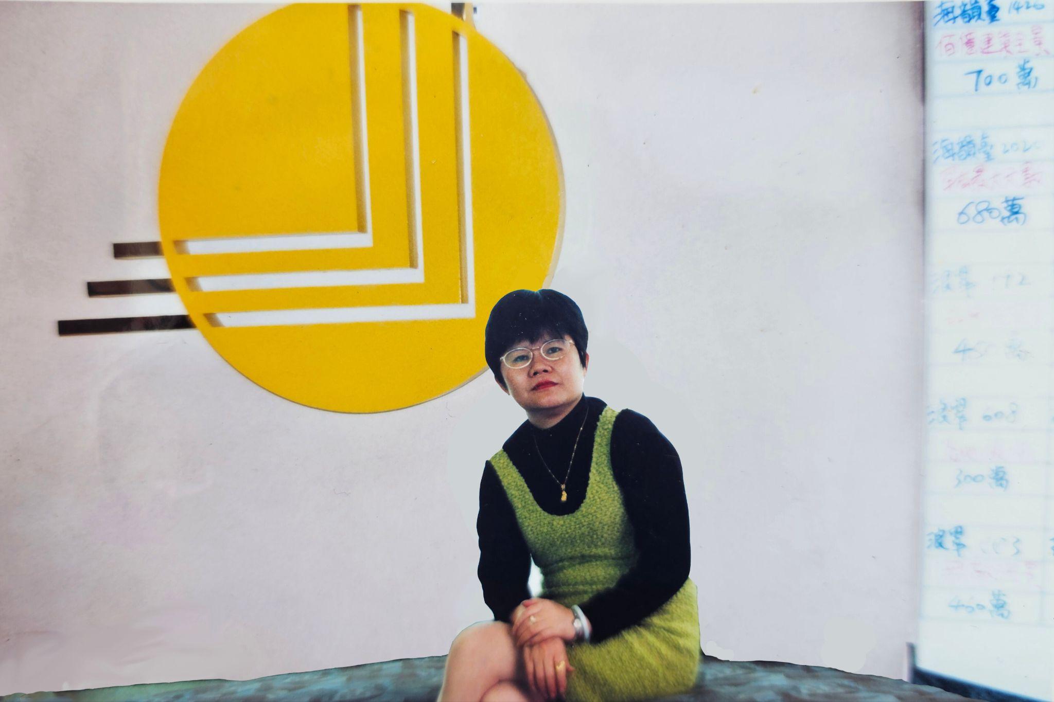 日訊物業第一代創辦人早年於分店留影，見證公司自1980年代起紮根荃灣區，累積深厚社區基礎。