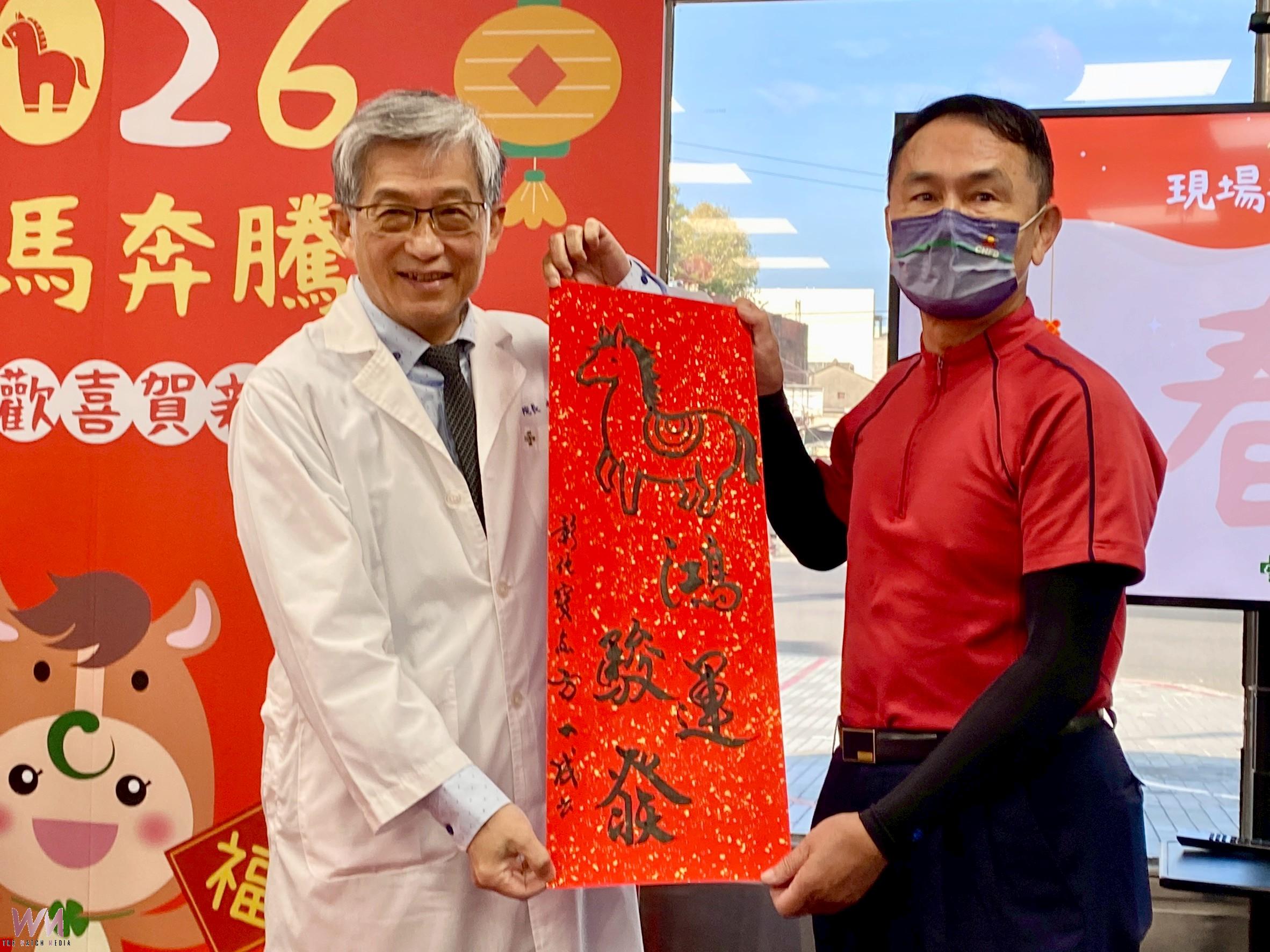 （有影片）／秀傳醫院「金馬迎春」揮毫送春聯　600份墨寶秒被搶光