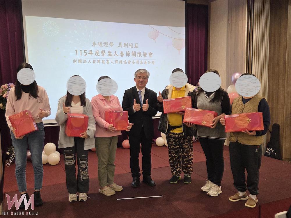 嘉義地檢署蔡宗熙檢察長(中)向馨生人祝福。(圖/嘉義地檢署提供)