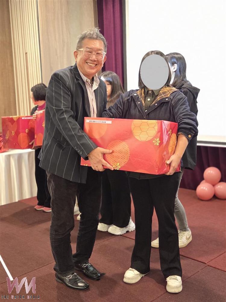 犯保協會嘉義分會主任委員林文村總裁(左)向馨生人祝福。(圖/嘉義地檢署提供)