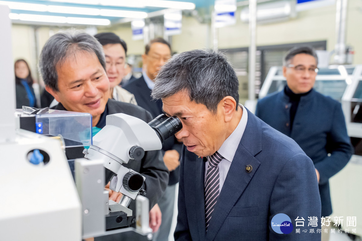 一關市市長佐藤善仁（前）於參訪過程中，聆聽明新科大副教務長高國檳（左一）介紹半導體實作教學設備與產學研發應用。