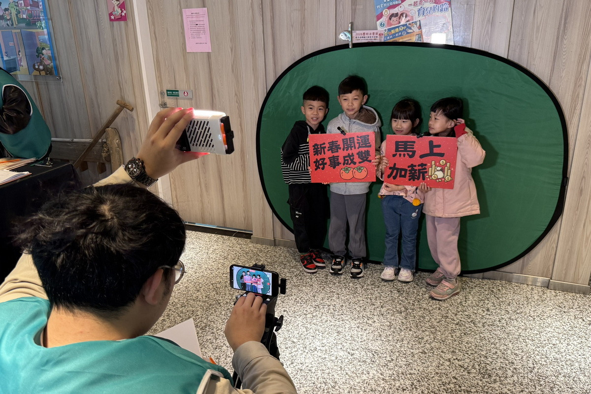 大園在地幼兒園小朋友也熱情響應，於中嘉寬頻北健的簡易攝影棚大喊新春快樂。