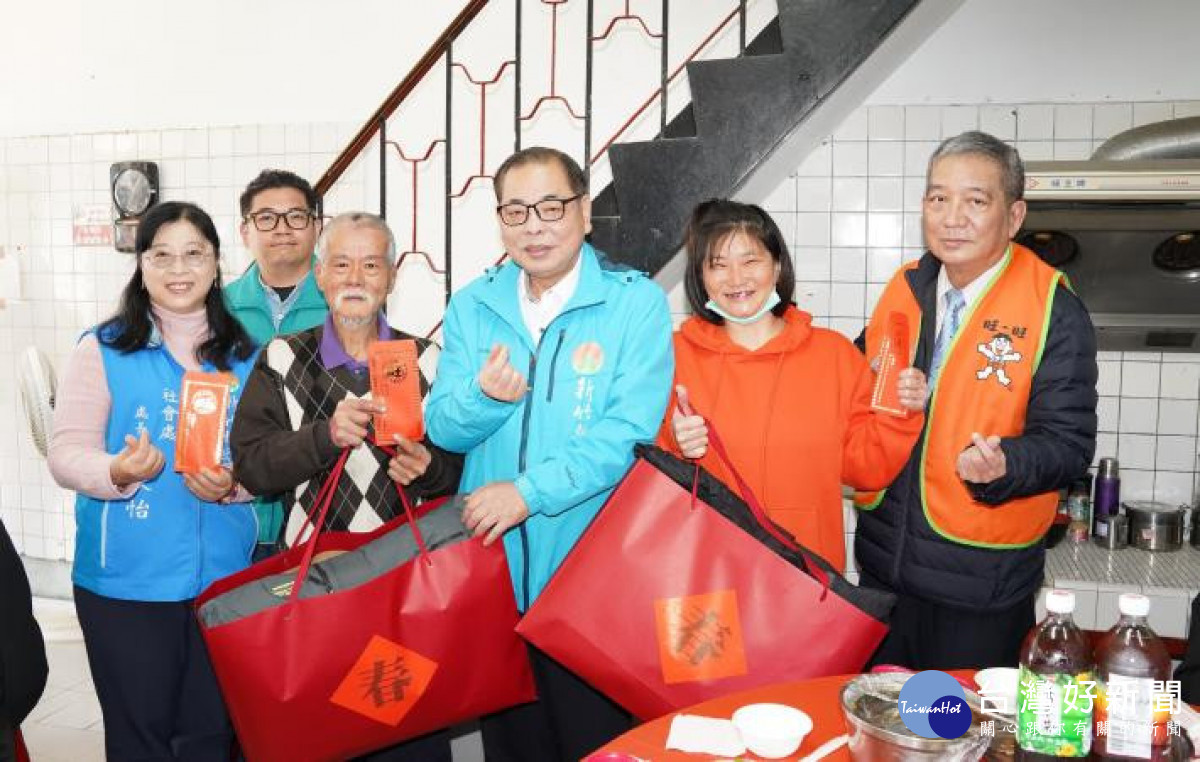 副縣長陳見賢關懷遊民朋友，頒發物資。