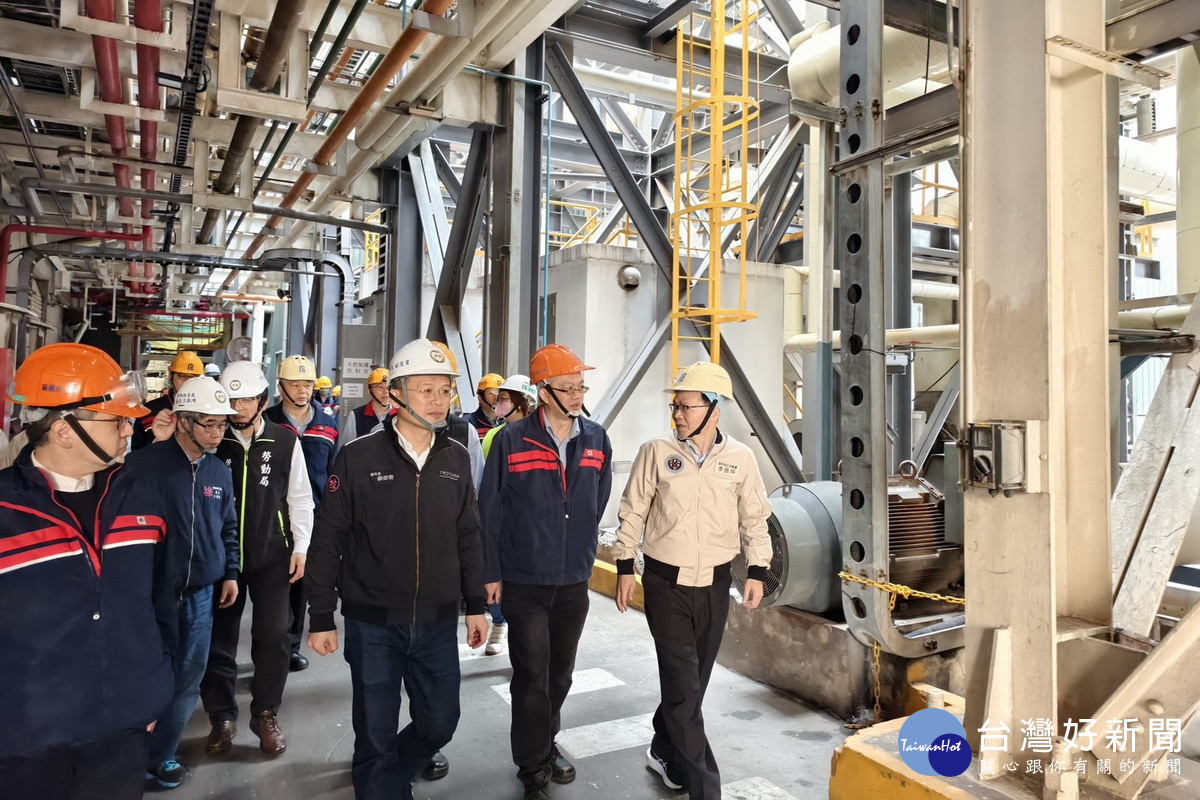 桃園市副市長蘇俊賓前往轄內大型化纖廠進行春安輔導稽核,並與業者交流溝通。