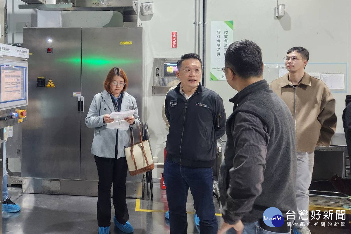 桃園市副市長蘇俊賓前往轄內大型化纖廠進行春安輔導稽核,並與業者交流溝通。
