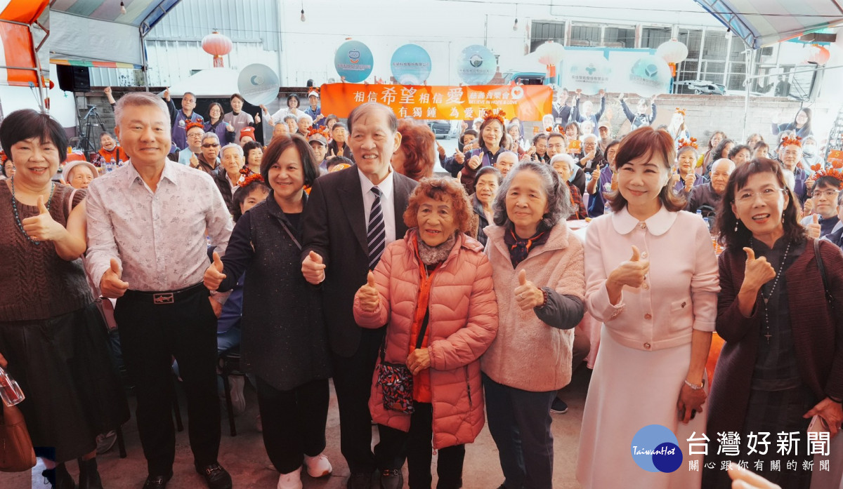 中醫大附醫院長周德陽等貴賓與百位長輩齊聚合影,提前感受團圓迎新的溫暖。