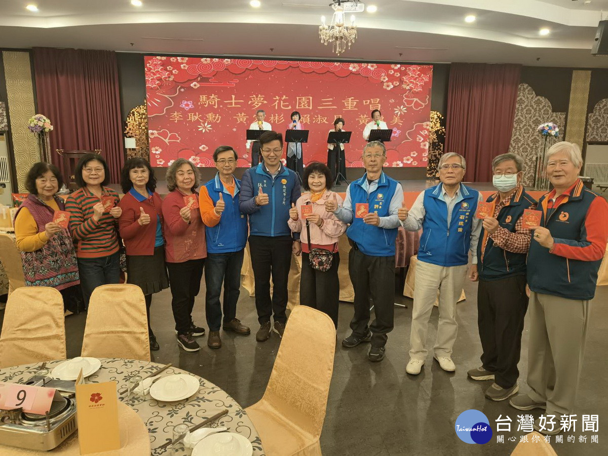 市長張嘉哲特來祝福並送小紅包。（退休公教協會提供）