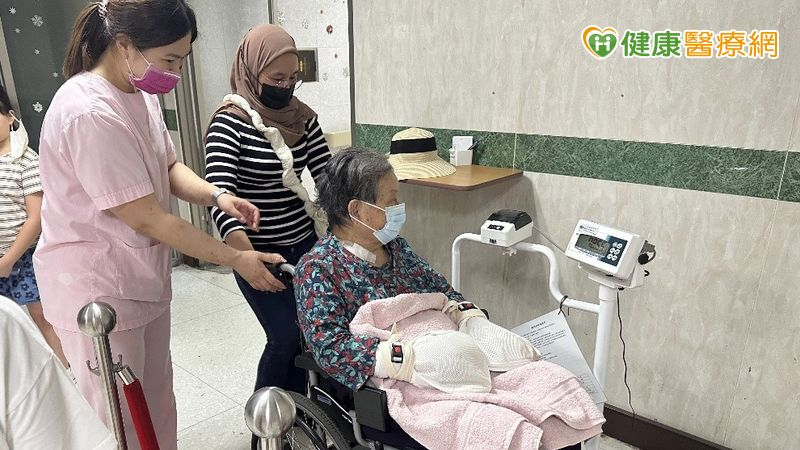 越洋陪診:當父母獨自回診 海外子女聽不到的「醫囑真相」