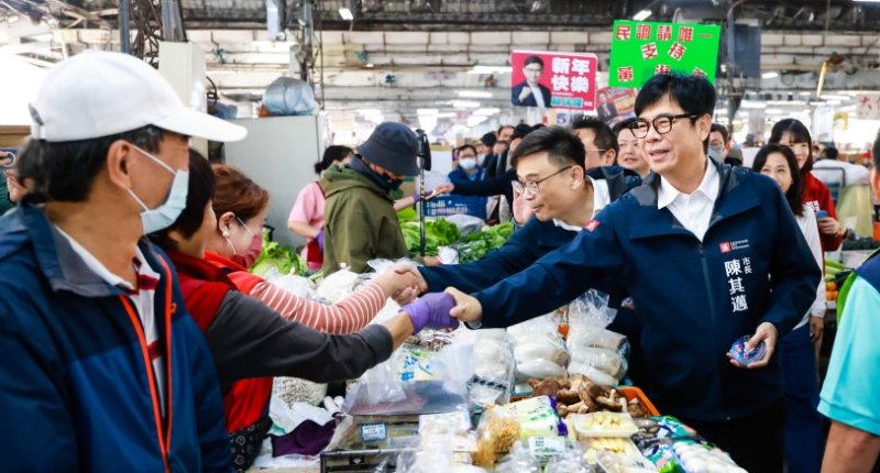 關心春節前農產品供應情形 陳其邁清晨巡訪鳳山、高雄果菜批發市場拜早年