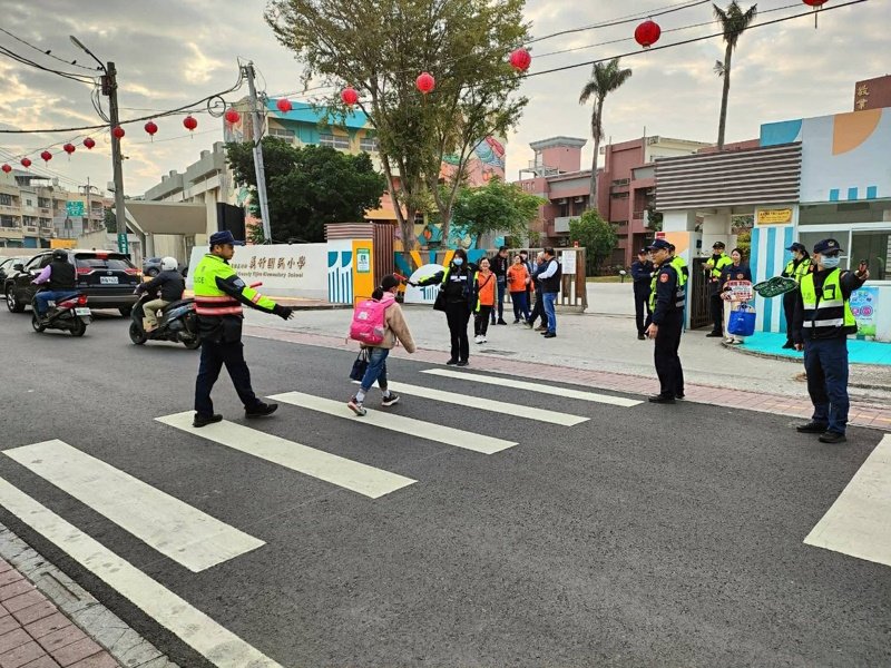 嘉縣警執行護童勤務 守護開學路