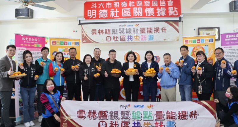 2萬6千顆茂谷柑送長青食堂及關懷據點 張麗善與長輩們歡喜迎春節