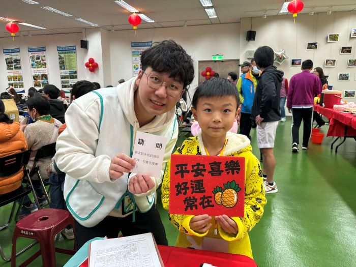 行動攝影棚齊拜年 中嘉寬頻|家和鶯歌、三峽新春揮毫 41 《圖說》鶯歌區公所民眾參加媒體識讀獲獎合照。〈主辦單位提供〉