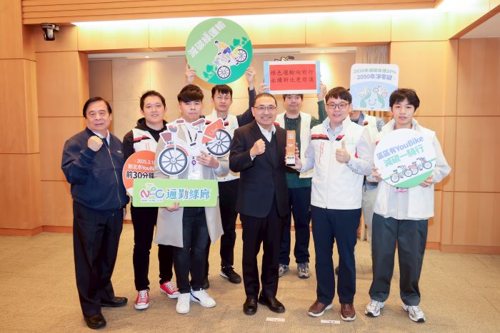 低碳運輸典範 新北榮獲「ESG交通運輸永續獎」傑出獎 28 《圖說》新北市榮獲「ESG交通運輸永續獎」,交通局長鍾鳴時今日偕團隊於市政會議獻獎,分享推動永續交通的榮耀。〈交通局提供〉