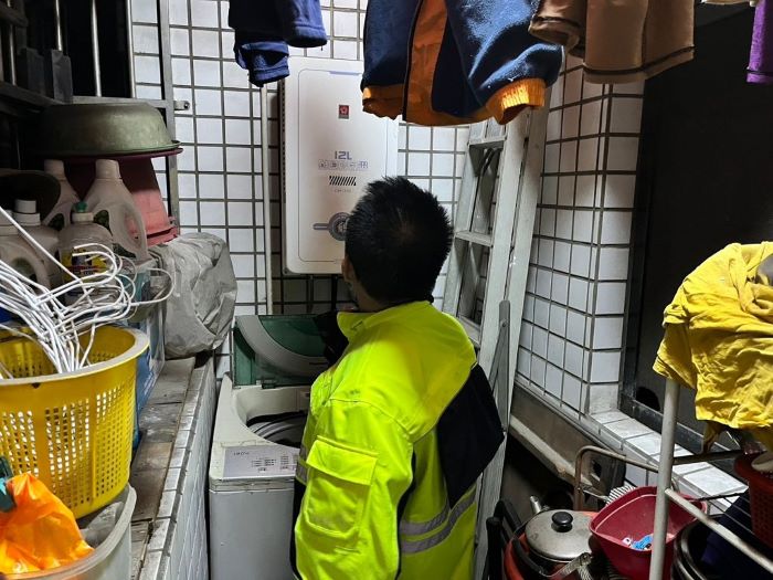 熱水器通風不良釀中毒 侯:五要原則遠離危險 48 《圖說》消防人員居家訪視,針對具中毒風險的環境提供改善建議。〈消防局提供〉