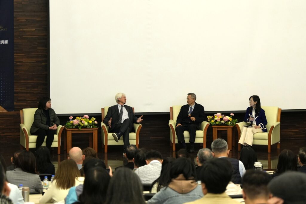 諾貝爾經濟學獎得主東海大學開講 Robert F. Engle III以財務金融新思維破解氣候風險與挑戰 38 %E5%9C%96%E8%AA%AA%E5%9B%9B%EF%BC%8C%E9%80%8F%E9%81%8E%E8%88%87%E8%B2%A1%E9%87%91%E5%AD%B8%E8%80%85%E5%B0%8D%E8%AB%87%EF%BC%8CEngle%E6%95%99%E6%8E%88%E8%AA%8D%E7%82%BA%E5%8F%B0%E7%81%A3%E7%99%BC%E5%B1%95%E5%86%8D%E7%94%9F%E8%83%BD%E6%BA%90%EF%BC%8C%E8%83%BD%E9%99%8D%E4%BD%8E%E5%B0%8D%E9%80%B2%E5%8F%A3%E5%8C%96%E7%9F%B3%E7%87%83%E6%96%99%E7%9A%84