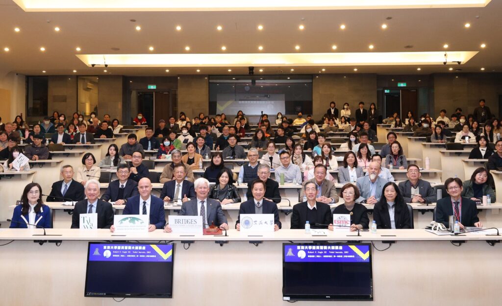 諾貝爾經濟學獎得主東海大學開講 Robert F. Engle III以財務金融新思維破解氣候風險與挑戰 39 %E5%9C%96%E8%AA%AA%E4%B8%80%EF%BC%8C%E9%9D%A2%E5%B0%8D%E6%B0%A3%E5%80%99%E8%AE%8A%E9%81%B7%E5%BC%95%E7%99%BC%E7%9A%84%E5%85%A8%E7%90%83%E9%87%91%E8%9E%8D%E5%B8%82%E5%A0%B4%E6%B3%A2%E5%8B%95%EF%BC%8C%E6%9D%B1%E6%B5%B7%E5%A4%A7%E5%AD%B8%E7%89%B9%E5%88%A5%E9%82%80%E8%AB%8B2003%E5%B9%B4%E8%AB%BE%E8%B2%9D%E7%88%BE%E7%B6%93%E6%BF%9F%E5%AD%B8%E7%8D%8E