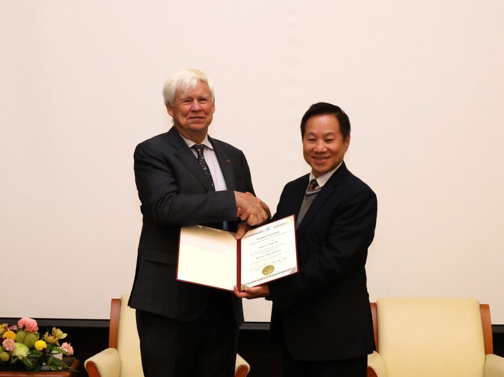 諾貝爾經濟學獎得主東海大學開講 Robert F. Engle III以財務金融新思維破解氣候風險與挑戰 40 %E5%9C%96%E8%AA%AA%E4%BA%94%EF%BC%8C%E5%BC%B5%E5%9C%8B%E6%81%A9%E6%A0%A1%E9%95%B7%E8%A6%AA%E9%A0%92%E6%A6%AE%E8%AD%BD%E6%95%99%E6%8E%88%E8%81%98%E6%9B%B8%E5%8F%8A%E7%90%89%E7%92%83%E6%95%99%E5%A0%82%E7%B4%80%E5%BF%B5%E5%93%81%E4%BA%88 Engle%E6%95%99%E6%8E%88%EF%BC%8C%E4%B8%A6%E8%A1%A8%E7%A4%BA%E5%A4%A7%E5%AD%B8%E6%87%89%E6%88%90%E7%82%BA