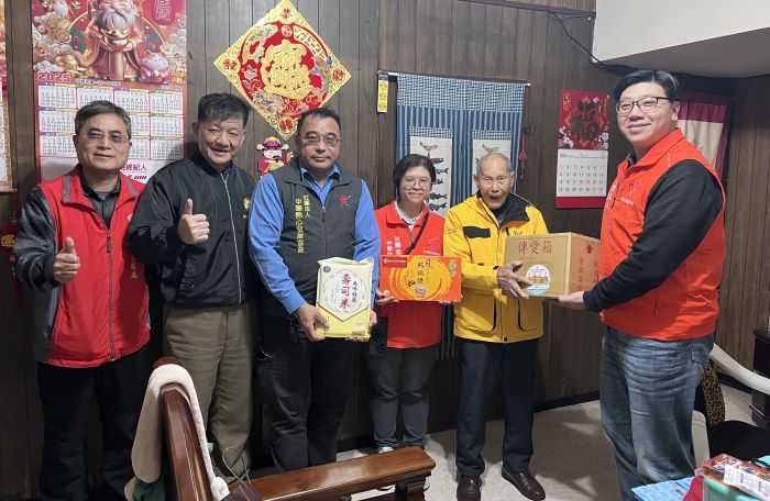 迎春送暖傳愛 中華熱心發展協會捐贈新北榮民白米 46 《圖說》黃國倫理事(右一)親手將傳愛箱致贈榮民。〈新北榮服處提供〉
