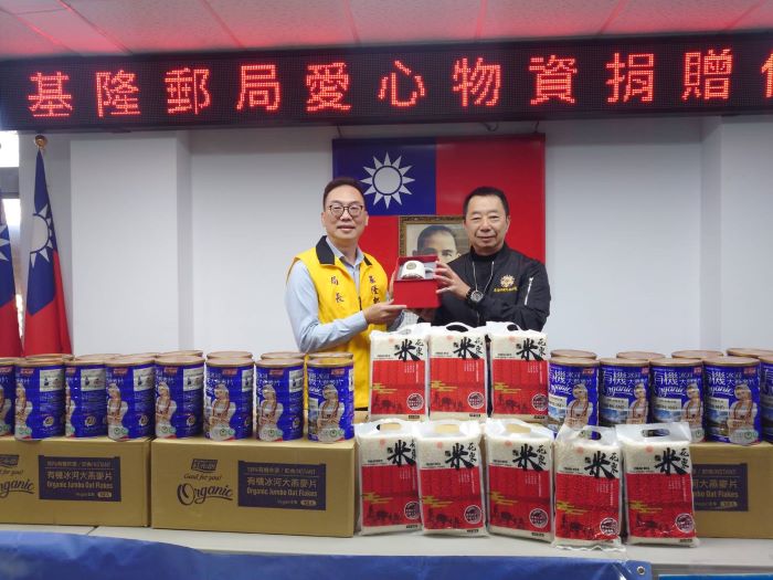 關懷基隆榮民眷 基隆郵局、〈心蘭愛鄉〉贈物資送暖 47 《圖說》基隆榮服處方正處長(右)回贈基隆郵局吳聰明理事長紀念品。〈基隆榮服處提供〉