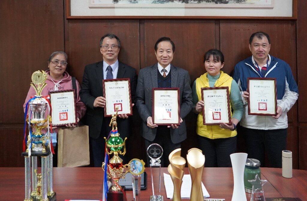 國家圖書館年度會議 東海大學囊獲學位論文貢獻、金量、金心獎等四大獎 44 %E5%9C%96%E4%B8%80%E6%A5%8A%E6%9C%9D%E6%A3%9F%E5%9C%96%E8%B3%87%E9%95%B7%E5%8F%8A%E5%9C%96%E8%B3%87%E8%99%95%E5%90%8C%E4%BB%81%E6%96%BC%E8%A1%8C%E6%94%BF%E6%9C%83%E8%AD%B0%E7%8D%BB%E7%8D%8E%E5%B1%95%E7%8F%BE%E6%9D%B1%E6%B5%B7%E5%A4%A7%E5%AD%B8%E5%AD%B8%E8%A1%93%E8%B3%87%E6%BA%90%E8%B1%90%E7%A2%A9%E6%88%90%E6%9E%9C 1024x670 1