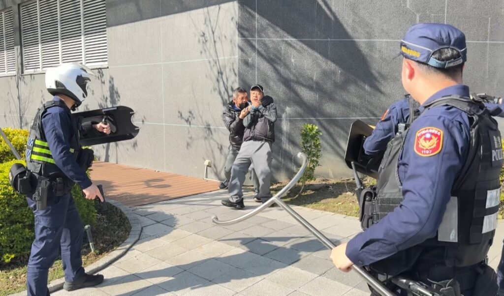 模擬商圈突發歹徒攻擊事件 竹縣警消「隨機攻擊演練」實兵操演情境逼真 38 11502043 1024x602 1