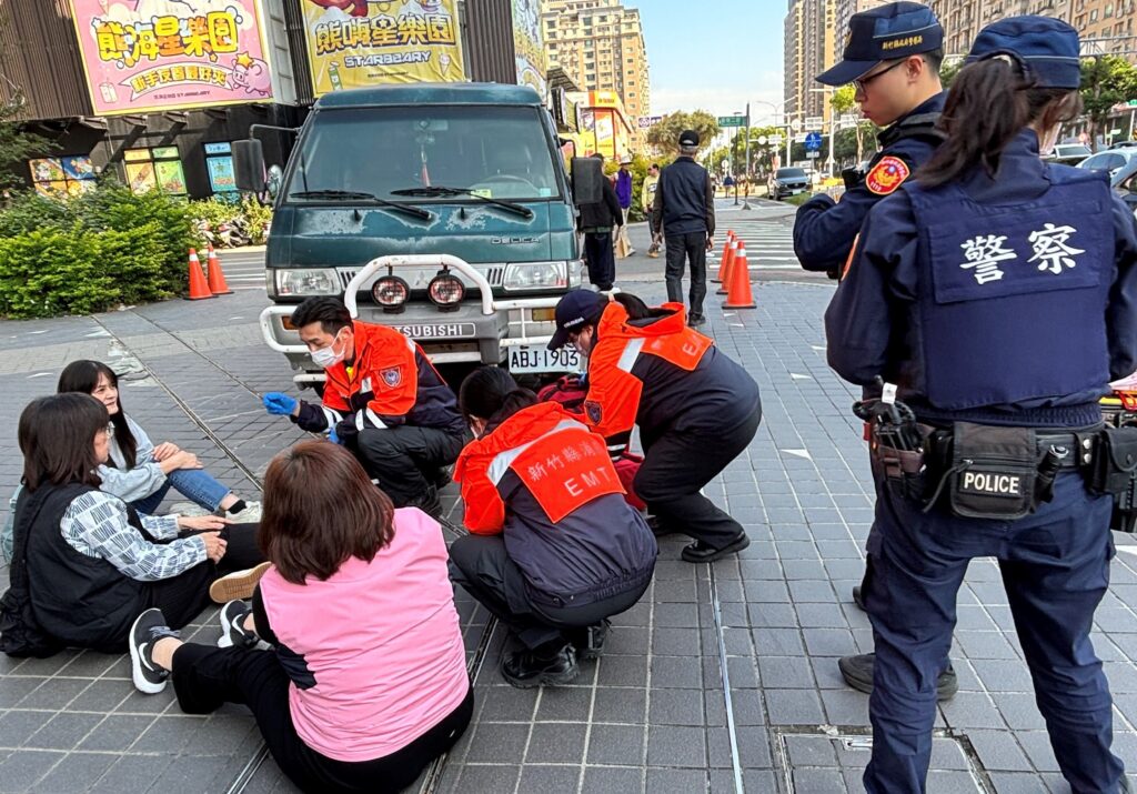 模擬商圈突發歹徒攻擊事件 竹縣警消「隨機攻擊演練」實兵操演情境逼真 40 115020432 1 1024x715 1