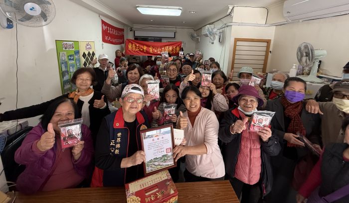 關懷騰雲里長者 正心會立春送暖祈福 26 《圖說》立春送暖佛教正心會公益關懷萬華區騰雲里老人致贈加菜金及物資,前排左二正心會執行長陳和慧。〈正心會提供〉