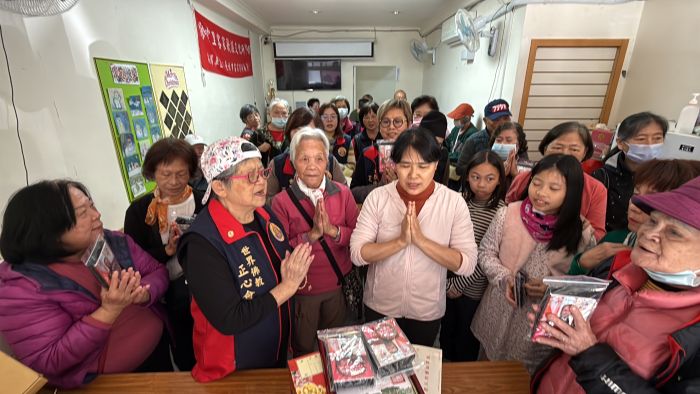 關懷騰雲里長者 正心會立春送暖祈福 28 《圖說》立春送暖佛教正心會公益關懷萬華區騰雲里老人致贈加菜金及物資。〈正心會提供〉