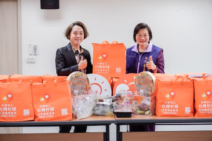 支持新北弱勢家戶 《台灣好樣》連續4年捐贈春節年菜 43 《圖說》台灣好樣社會關懷協會理事長林建甫(左)與新北市社會局長李美珍(右)合影,年菜內容經協會成員試吃挑選,並以客製化保冷袋包裝,兼顧營養與實用性。〈社會局提供〉