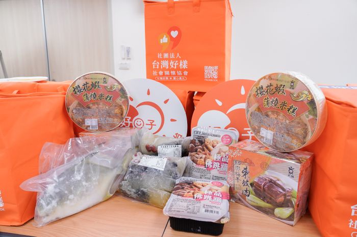 支持新北弱勢家戶 《台灣好樣》連續4年捐贈春節年菜 44 《圖說》台灣好樣協會捐500份年菜,每份包含櫻花蝦蒲燒米糕、佛跳牆、黃金鯧、烏骨雞湯及東坡肉。〈社會局提供〉