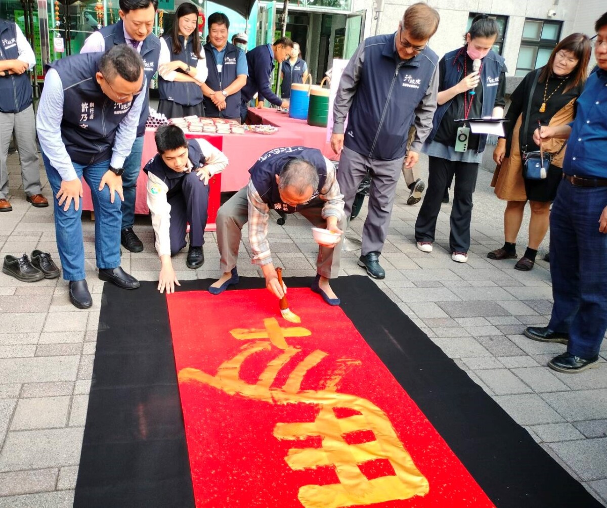 ▲陳文亮副執行長則在六尺宣紙揮毫「馬吉」,筆觸雄渾有力。(記者 李堂安 翻攝)