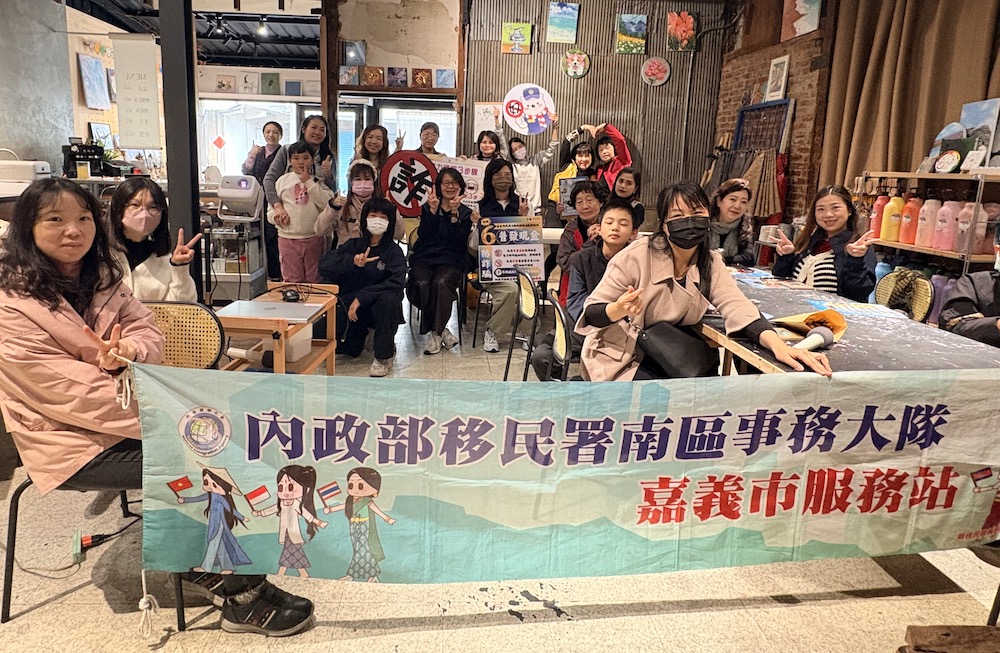 移民署嘉義市服務站為讓新住民感受年節溫暖氛圍,邀新住民們一起以馬年為靈感,揮毫創意春聯迎新春,並防詐騙等政令宣導,陪伴新住民安心過好年。(圖/移民署提供)