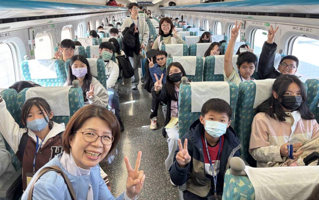 ▲高鐵彰化站今日協助彰化家扶中心芬園據點的學童及師長,搭乘高鐵前往台北一日遊。(圖/高鐵彰化站提供)