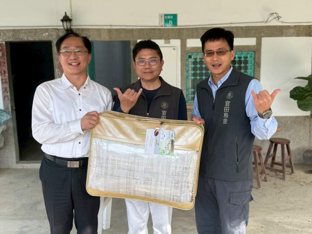 ▲崑山科大以 USR 行動深耕官田,楊泰和學務長(中)促成企業與社區連結。