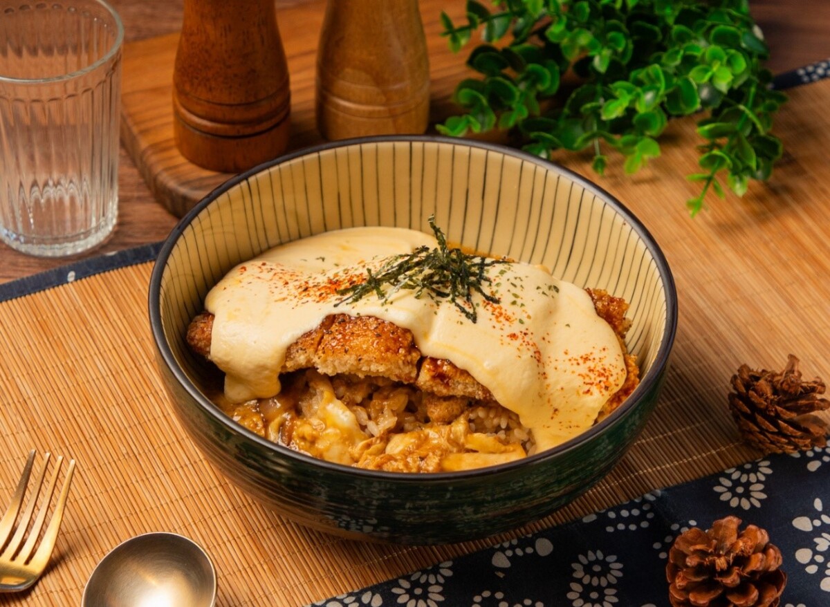 ▲「起司瀑布雞排親子丼」為店內主打餐點之一,以豆皮取代雞排搭配濃郁起司醬與米飯製作。(圖/小孩吃素提供)