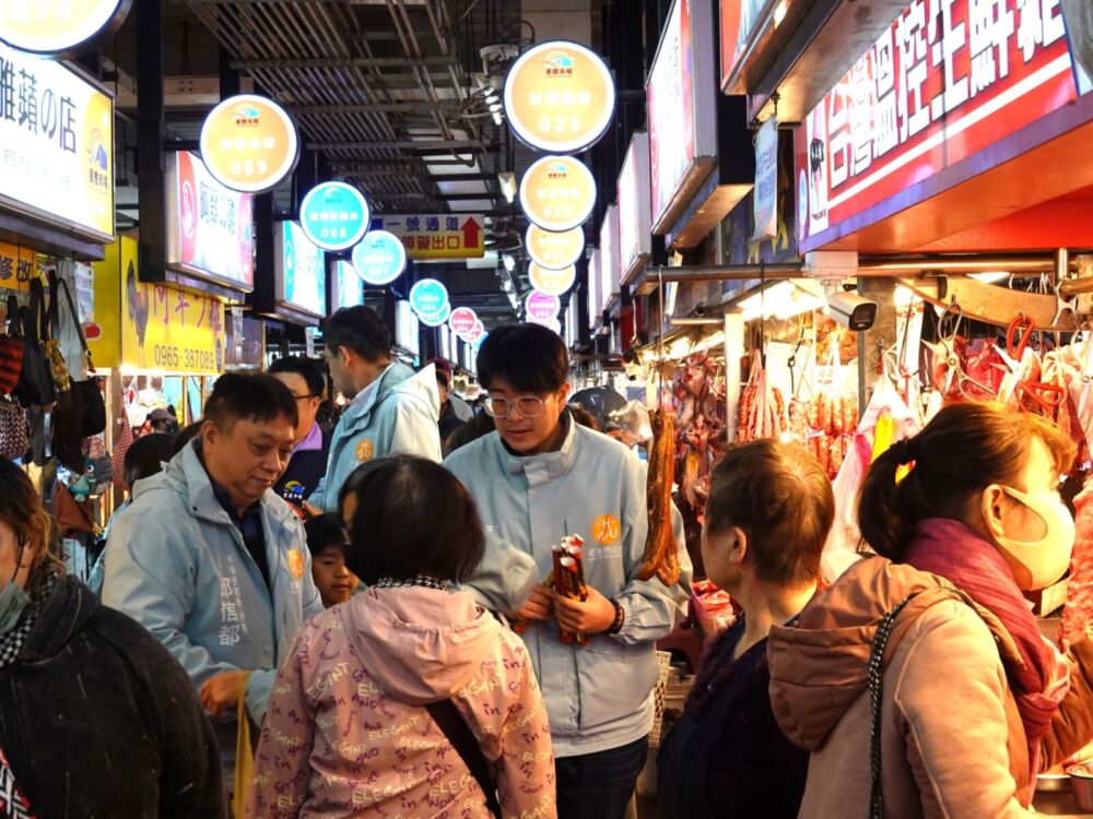 魏嘉彥偕楊哲灃掃市場發限量春聯 民眾暖喊提前感受春節氛圍 220 魏嘉彥偕楊哲灃掃市場發限量春聯 民眾暖喊提前感受春節氛圍 219
