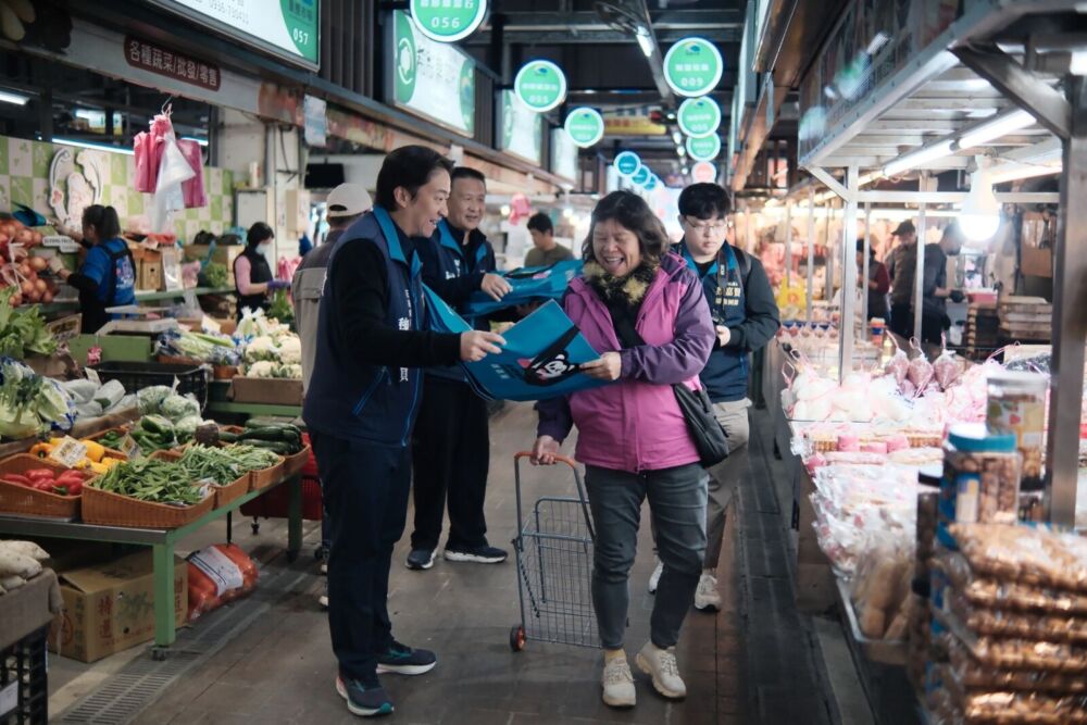 魏嘉彥偕楊哲灃掃市場發限量春聯 民眾暖喊提前感受春節氛圍 222 魏嘉彥偕楊哲灃掃市場發限量春聯 民眾暖喊提前感受春節氛圍 221