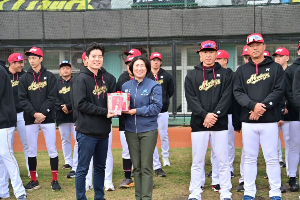 中職樂天桃猿隊今進駐台東春訓基地 饒慶鈴感謝球團承諾指導小選手 208 中職樂天桃猿隊今進駐台東春訓基地 饒慶鈴感謝球團承諾指導小選手 207