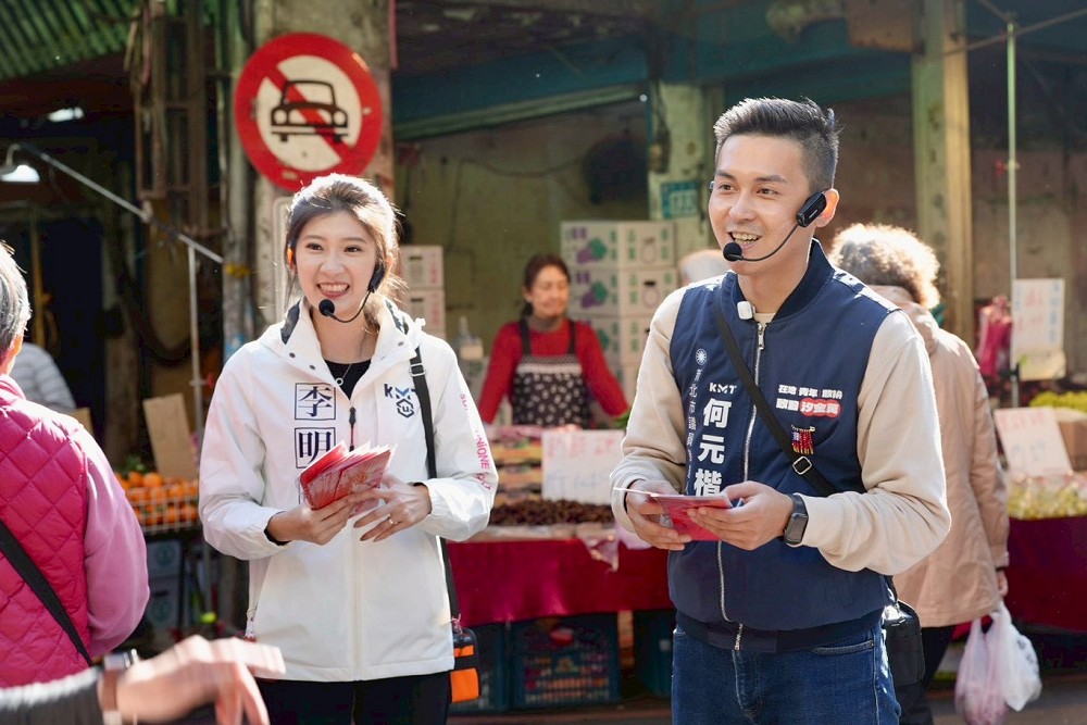 何元楷偕李明璇市場發春聯 民眾知蔣萬安幕僚身分大讚支持 206 何元楷偕李明璇市場發春聯 民眾知蔣萬安幕僚身分大讚支持 205