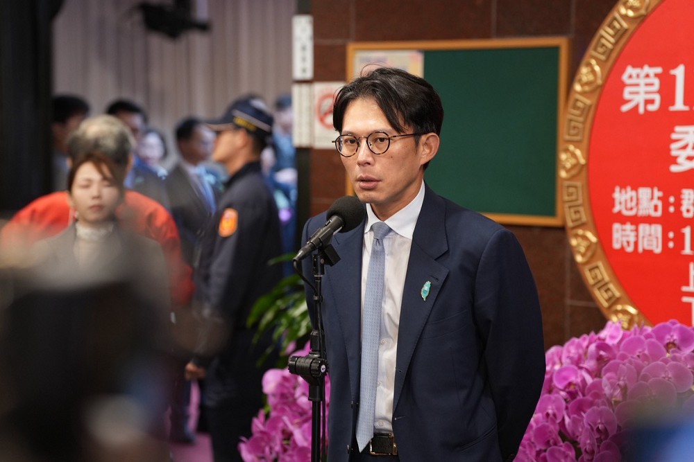 黃國昌指綠考察「浪費時間」 林月琴秀數據怒打臉:民眾黨主席的水準? 220 黃國昌指綠考察「浪費時間」 林月琴秀數據怒打臉:民眾黨主席的水準? 219