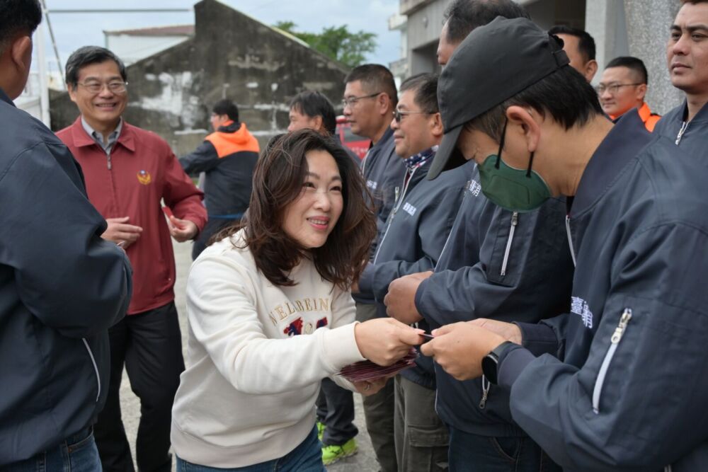 吳秀華自成功鎮出發新春拜年 感謝基層同仁讚地方安定力量 206 吳秀華自成功鎮出發新春拜年 感謝基層同仁讚地方安定力量 205