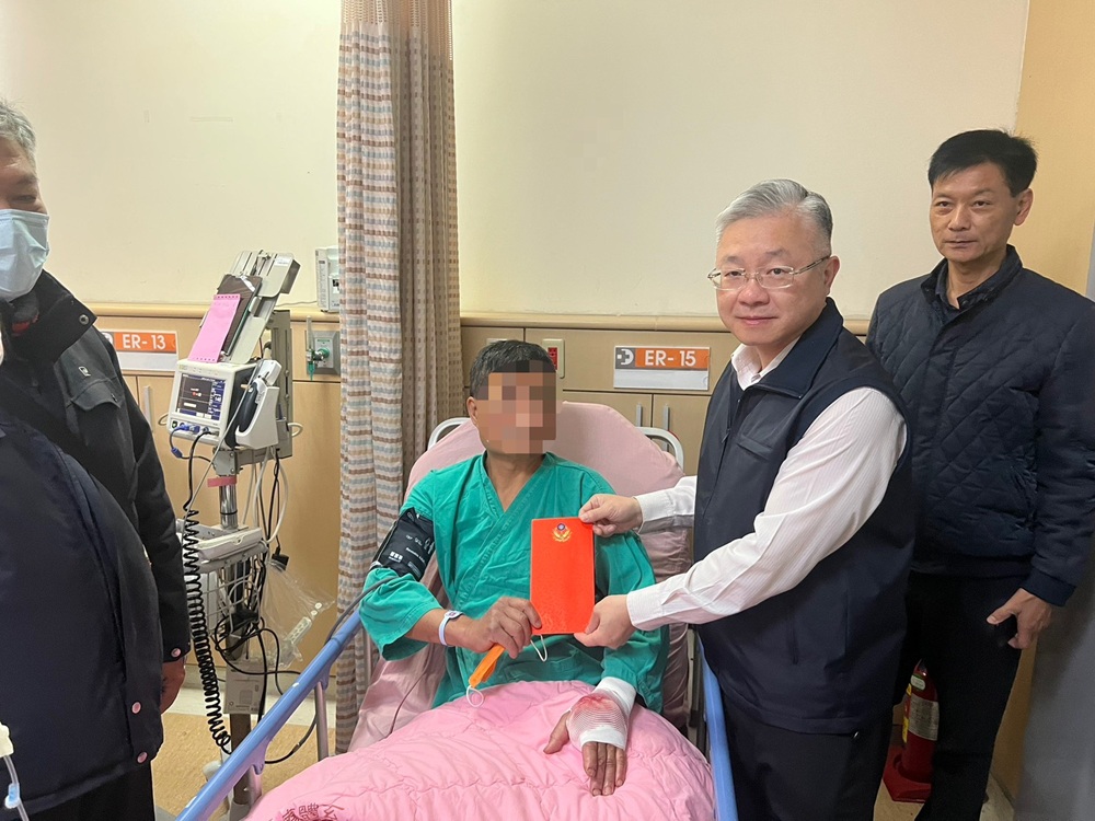 借手機不成疑握刀蹲守 警到場勸導被砍開2槍40歲男身亡 209 cnews204260204a05